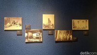 Foto-foto kehidupan masyarakat zaman dulu juga terpampang di tembok museum.  