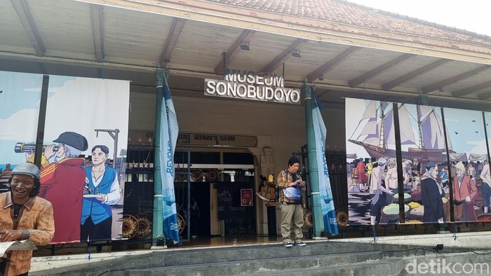 Sonobudoyo merupakan salah satu museum di Yogyakarta. Selain melihat koleksi, traveler juga bisa mencoba permainan interaktif menggunakan virtual reality.