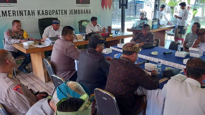 Sosialisasi Surat Edaran terkait joged bungbung yang dilaksanakan di rumah jabatan Bupati Jembrana bersama OPD serta instasi terkait, Kamis (23/11/2023).