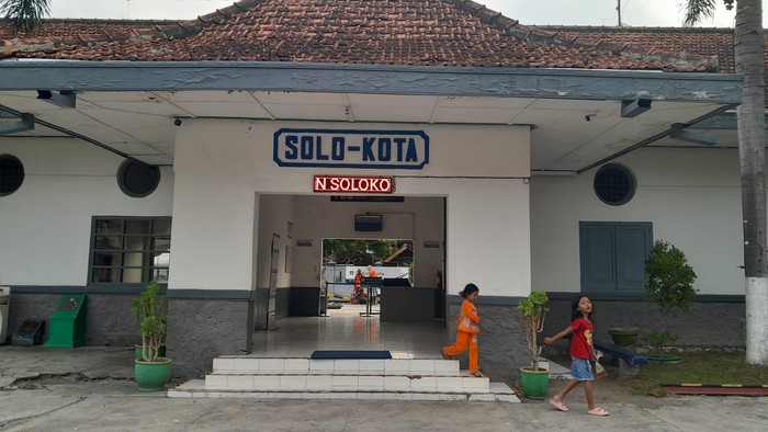 Potret Stasiun Sangkrah atau Stasiun Solo Kota yang masih terjaga keasliannya meski sudah berdiri 100 tahun silam.