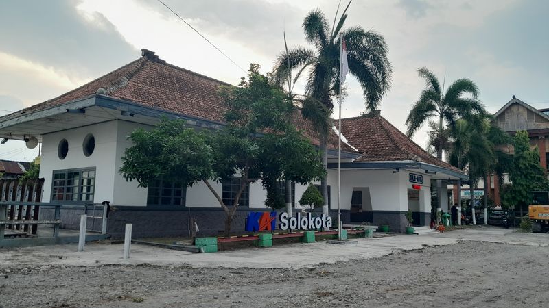 Potret Stasiun Sangkrah atau Stasiun Solo Kota yang masih terjaga keasliannya meski sudah berdiri 100 tahun silam.