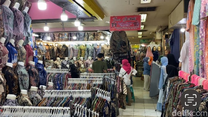 Suasana di Pasar Baru Bandung