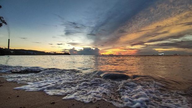 Sunset di Teluk Sirih Resort. (Foto:  instagram.com/glampingteluksirih)