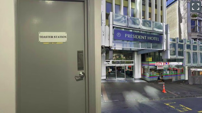Tanda aneh di sebuah pintu di President Hotel, Auckland.