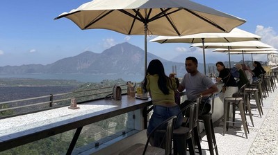 Puas Menatap Gunung Batur Sambil Ngopi Asyik