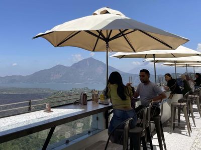 Puas Menatap Gunung Batur Sambil Ngopi Asyik