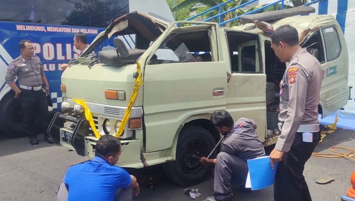 Teknisi bersertifikat saat melakukan pengecekan terhadap kondisi minibus yang menewaskan enam orang di Polres Karangasem, Kamis (23/11/2023). (Dok. Polres Karangasem)