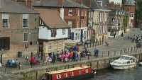 York juga dikenal sebagai tempat traveler untuk berkunjung ke Pub. Salah satunya adalah The Kings Arms Pub, yakni salah satu spot populer di kota ini. (Ian S/Wikimedia Commons)