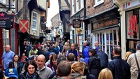 Urutan kota di Inggris Raya yang paling nyaman untuk berjalan kaki dimenangkan oleh York yang terletak di Yorkshire, Inggris. Kota ini memiliki daya tarik utama yakni jalan bernama The Shambles. Di jalan ini traveler dapat menemui banyak toko makanan, minuman, pernak-pernik, dan bangunan autentik. (Paul Buckingham/Wikimedia Commons).