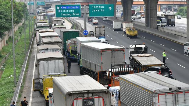 Beberapa pengendara truk barang keluar dari mobilnya ketika terjadi kemacetan yang menuju kawasan MM 2100 di Tol Jakarta- Cikampek, Cibitung, Kabupaten Bekasi, Jawa Barat, Kamis (23/11/2023). Kemacetan tersebut terjadi akibat buruh menutup pintu tol menuju dan keluar kawasan MM 2100 saat menuntut kenaikan Upah Minimum Provinsi (UMP) Jawa Barat 2024. ANTARA FOTO/Fakhri Hermansyah/Spt.