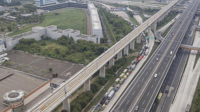 Tol Japek Di Cibitung Macet Gegara Demo Buruh Ini Potretnya