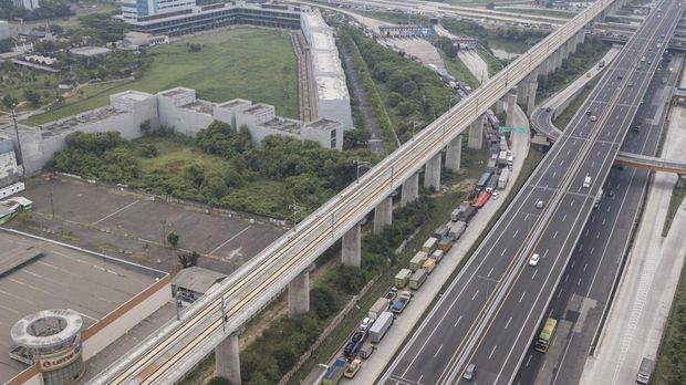 Beberapa pengendara truk barang keluar dari mobilnya ketika terjadi kemacetan yang menuju kawasan MM 2100 di Tol Jakarta- Cikampek, Cibitung, Kabupaten Bekasi, Jawa Barat, Kamis (23/11/2023). Kemacetan tersebut terjadi akibat buruh menutup pintu tol menuju dan keluar kawasan MM 2100 saat menuntut kenaikan Upah Minimum Provinsi (UMP) Jawa Barat 2024. ANTARA FOTO/Fakhri Hermansyah/Spt.