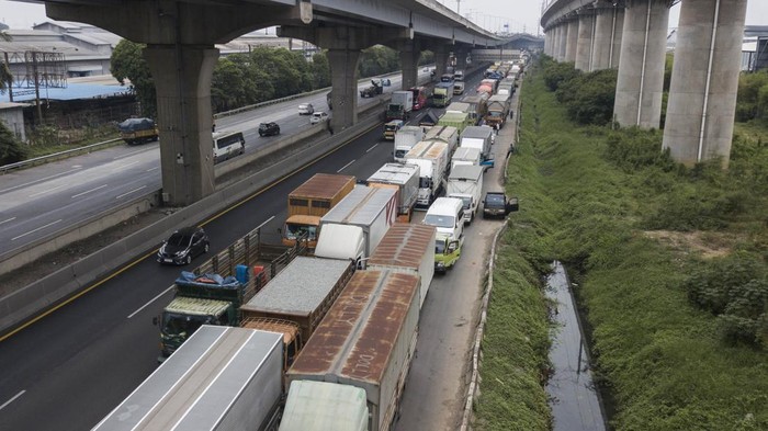Beberapa pengendara truk barang keluar dari mobilnya ketika terjadi kemacetan yang menuju kawasan MM 2100 di Tol Jakarta- Cikampek, Cibitung, Kabupaten Bekasi, Jawa Barat, Kamis (23/11/2023). Kemacetan tersebut terjadi akibat buruh menutup pintu tol menuju dan keluar kawasan MM 2100 saat menuntut kenaikan Upah Minimum Provinsi (UMP) Jawa Barat 2024. ANTARA FOTO/Fakhri Hermansyah/Spt.