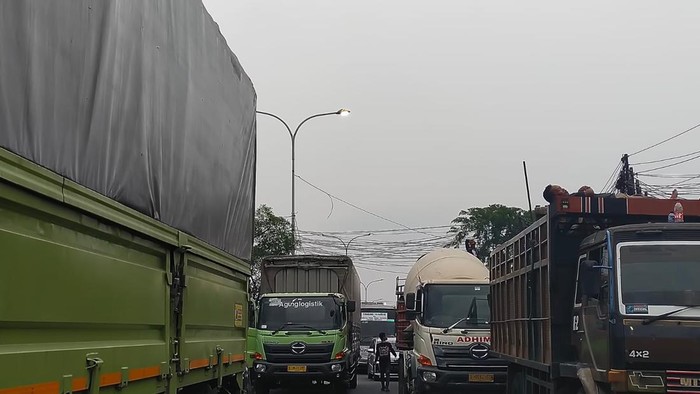 Truk alami macet karena ada demo buruh di Cikarang, Bekasi