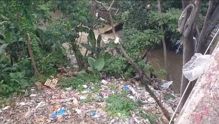 Tumpukan sampah di pinggir Sungai Cipakancilan Kota Bogor. (M Sholihin/detikcom)