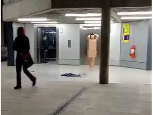 Turis Bugil Lari-lari di Bandara, Semua Panik!