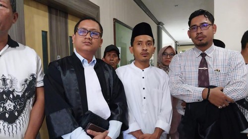 Akbar Sorasa (26) Guru SMKN 1 Taliwang Kabupaten Sumbawa Barat (KSB) divonis hukuman percobaan. Foto: istimewa.