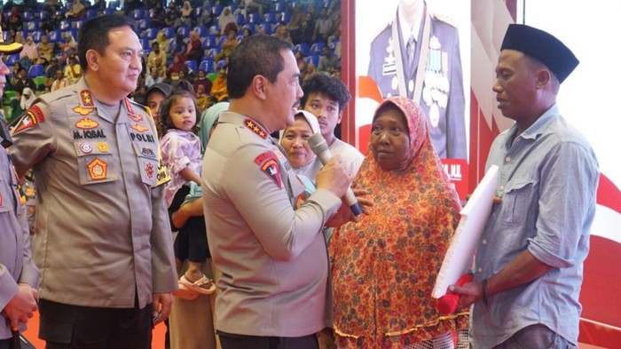 Wakapolri menyerahkan kunci rumah (Dok Humas Polda Riau)