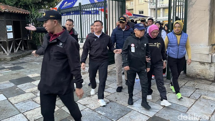 Wapres Maruf Amin jalan kaki menyusuri Athens National Garden. (Kanavino/detikcom)
