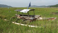 Perahu terdampar di area genangan Waduk Bili-Bili yang mengering akibat kemarau di Kabupaten Gowa, Sulawesi Selatan, Kamis (23/11/2023). 