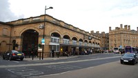 York merupakan sebuah kota yang memiliki deretan bangunan bersejarah dengan aksen klasik. Misalnya, York Station dan Great Northen Hotel ini. Gedung-gedung dengan tema serupa dapat banyak traveler temui di kota ini. (Hugh Llewelyn/Wikimedia Commons)