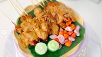Pencinta sate ayam pasti bakal senang kalau dapat kue ultah seperti ini. Bentuk sate, lengkap dengan irisan jeruk, bawang merah, dan tomatnya benar-benar bikin lapar! Foto: Instagram wanderbakes_id