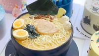Kalau kue ultah ini pastinya diberikan kepada pencinta ramen. Topping chasiu, lembaran nori, dan telur rebusnya dibuat dengan detail oleh Wanderbakes. Foto: Instagram wanderbakes_id