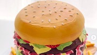Siapa ngiler? Kue ultah tema burger ini tak kalah realistis dengan isian patty, keju, dan sayuran di antaranya. Semuanya dibuat pakai buttercream manis. Foto: Instagram wanderbakes_id