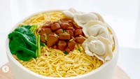 Mie kemasan cup turut jadi inspirasi Wanderbakes dalam berkreasi. Bedanya kue ultah ini hadir dalam ukuran lebih besar dibanding aslinya. Foto: Instagram wanderbakes_id