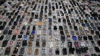 Sekitar 2.000 pasang sepatu disumbangkan oleh orang-orang yang berdiri dalam solidaritas dan ditempatkan oleh anggota kelompok sipil di pusat kota Seoul.