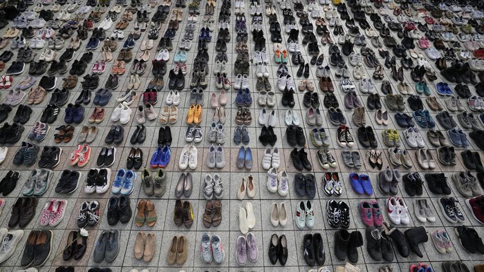 2 Ribu Pasang Sepatu Jadi Simbol Duka Warga Korsel untuk Korban Gaza About 2,000 pairs of shoes symbolizing all the victims from Gaza, West Bank and Israel are placed before a rally in Seoul, South Korea, Friday, Nov. 17, 2023. About 2,000 pairs of shoes are donated by people who stands in solidarity and placed by members of civic groups in downtown Seoul.(AP Photo/Lee Jin-man)