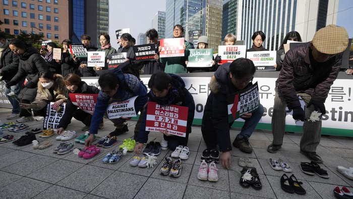 2 Ribu Pasang Sepatu Jadi Simbol Duka Warga Korsel untuk Korban Gaza About 2,000 pairs of shoes symbolizing all the victims from Gaza, West Bank and Israel are placed before a rally in Seoul, South Korea, Friday, Nov. 17, 2023. About 2,000 pairs of shoes are donated by people who stands in solidarity and placed by members of civic groups in downtown Seoul.(AP Photo/Lee Jin-man)