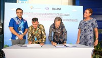 Presiden Direktur PT Re>Pal Internasional Indonesia, Marcus Goldstein (tengah kiri), dan Presiden Direktur PT Frisian Flag Indonesia, Berend Van Wel (tengah kanan) melakukan Penandatanganan Komitmen Kerjasama terkait Program Palet Berkelanjutan, dan disaksikan oleh Presiden FrieslandCampina Asia, Corine Tap (kanan), dan Customer Supply Chain Director, Gokhan Tuncer (kiri) di Jakarta, Kamis (23/11/2023).  Melalui kerjasama ini, FFI memperkuat komitmennya terhadap praktik bisnis berkelanjutan, mengurangi sampah plastik, dan mengurangi jejak karbon.  