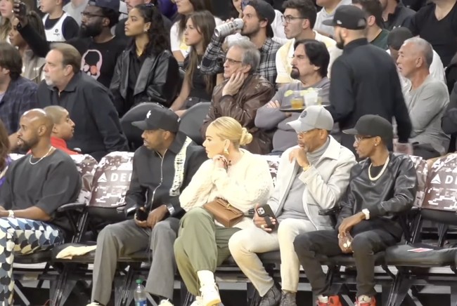 Kesan mewah tetap terpancar berkat tas Hermes Kelly versi mini berwarna coklat yang ditentengnya dan sepasang anting emas Bottega Veneta yang harganya mencapai US$ 1.350 atau hampir Rp 21 juta. (Foto: YouTube)