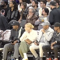 Kesan mewah tetap terpancar berkat tas Hermes Kelly versi mini berwarna coklat yang ditentengnya dan sepasang anting emas Bottega Veneta yang harganya mencapai US$ 1.350 atau hampir Rp 21 juta. (Foto: YouTube)