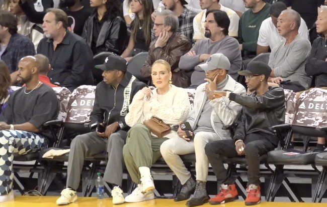 Santer terdengar kabar Adele sudah berstatus menikah lagi setelah ia kedapatan menyebut Rich Paul suaminya di acara komedi Alan Carr di Los Angeles belum lama ini. Menurut pengakuan seorang audiens, Adele beberapa kali menggunakan kata pengganti suami untuk Rich Paul kepada Alan yang juga sahabatnya itu. (Foto: YouTube)