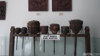 Di dalam museum juga ada seperangkat alat debus dari Banten yang dulunya digunakan sebagai media dakwah untuk menyampaikan ajaran agama Islam. Selain itu juga alat debus Banten ini digunakan untuk menguji kekuatan fisik dari para prajurit keraton pada zaman dulu. Bentuknya mirip sebuah gendang dengan rantai di sekelilingnya, serta bagian bawahnya ada besi yang berujung lancip dan tajam.