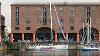 Di urutan ke tujuh ditempati salah satu kota paling terkenal di Inggris, yakni Liverpool. Kota dermaga ini dikenal banyak orang karena menjadi rumah dari klub sepak bola Liverpool dan Everton. Ingin wisata berjalan kaki di sini? traveler bisa berkunjung ke Albert Dock. Tempat ini adalah kawasan tepi laut yang bersejarah dan telah direnovasi menjadi kawasan wisata. Albert Dock memiliki berbagai toko, restoran, dan museum, termasuk Merseyside Maritime Museum, Tate Liverpool, dan Museum of Liverpool. (Rept0n1x/Wikimedia Commons)