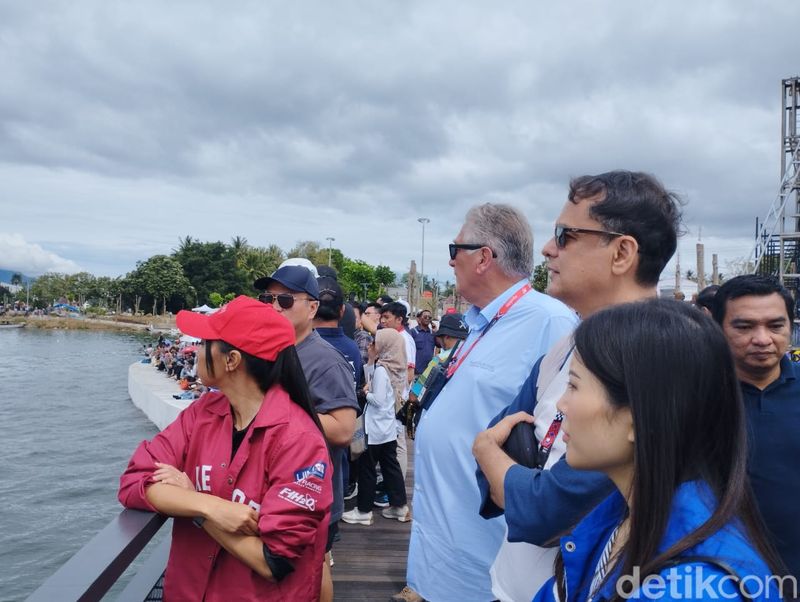 Angela Tanoe Wamenparekaf ditemani Odo RM Manuhutu. Deputi Bidang Pariwisata dan Ekonomi Kreatif Kemenkomarves, Kartiko Wirioatdmojo Wamen BUMN, dan Maya Watono Direktur Pemasaran Injourney menonton Aquabike World Championship