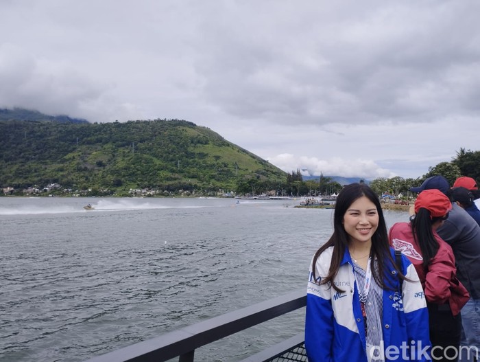 Angela Tanoe Wamenparekaf ditemani Odo RM Manuhutu. Deputi Bidang Pariwisata dan Ekonomi Kreatif Kemenkomarves, Kartiko Wirioatdmojo Wamen BUMN, dan Maya Watono Direktur Pemasaran Injourney menonton Aquabike World Championship