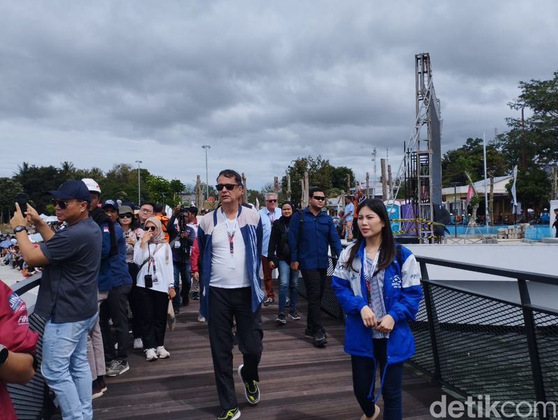 Angela Tanoe Wamenparekaf ditemani Odo RM Manuhutu. Deputi Bidang Pariwisata dan Ekonomi Kreatif Kemenkomarves, Kartiko Wirioatdmojo Wamen BUMN, dan Maya Watono Direktur Pemasaran Injourney menonton Aquabike World Championship