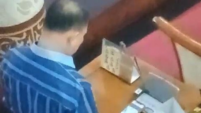 Anggota DPRD Batam H Sahrul diduga main judi slot ketika sidang paripurna. (Foto: Tangkapan layar video viral)