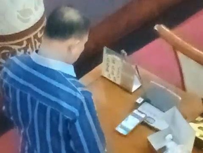 Anggota DPRD Batam H Sahrul diduga main judi slot ketika sidang paripurna. (Foto: Tangkapan layar video viral)