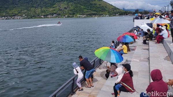 Meski Mendung, Penonton Antusias Saksikan Aquabike Jetski Danau Toba