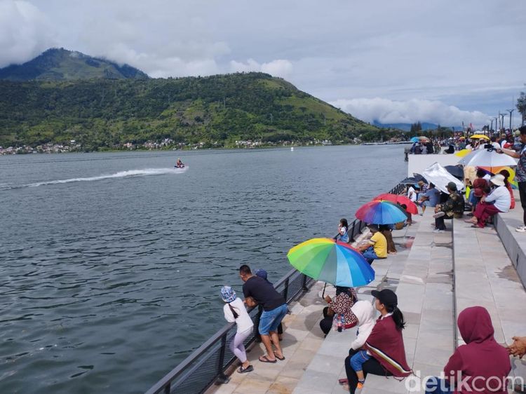 Meski Mendung, Penonton Antusias Saksikan Aquabike Jetski Danau Toba