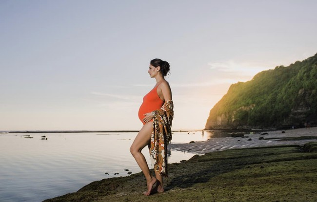 Marissa Neufke Nasution juga pernah mengabadikan momen pamer baby bump di pantai. Ia mengenakan bodysuit oranye dan secarik kain yang cantik dan memukau. Foto: Instagram @marissaln