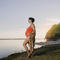 Marissa Neufke Nasution juga pernah mengabadikan momen pamer baby bump di pantai. Ia mengenakan bodysuit oranye dan secarik kain yang cantik dan memukau. Foto: Instagram @marissaln