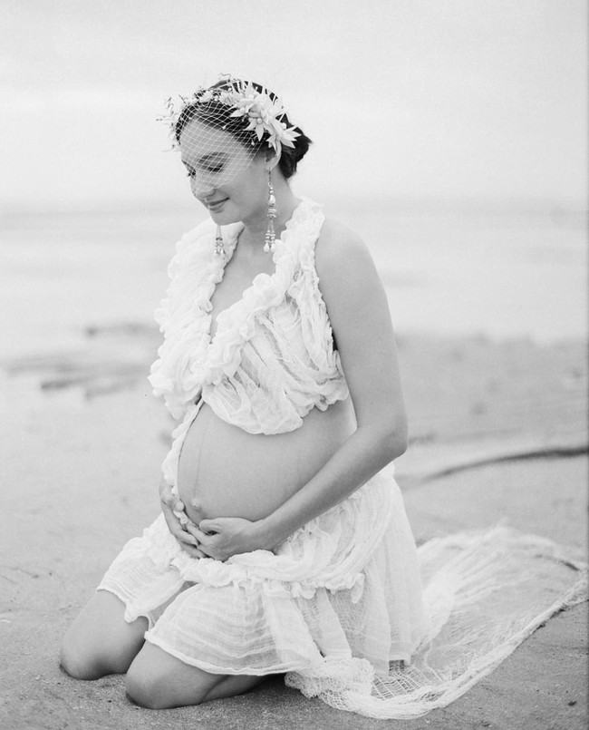 Nadine Chandrawinata tampil cantik saat berpose di pantai ketika pemotretan maternity. Nadine mengatakan memakai kain gorden yang disulap menjadi outfit nan cantik. Foto: Instagram @nadinelist