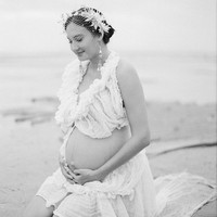 Nadine Chandrawinata tampil cantik saat berpose di pantai ketika pemotretan maternity. Nadine mengatakan memakai kain gorden yang disulap menjadi outfit nan cantik. Foto: Instagram @nadinelist