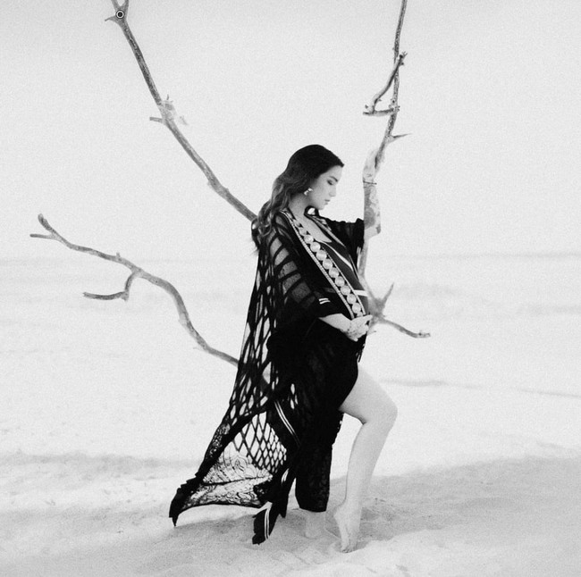 Sheila Marcia termasuk salah satu selebriti yang melakukan pemotretan maternity di pantai Bali. Foto hitam-putih bisa membawa berbagai makna yang mendalam. Foto: Instagram @itssheilamj